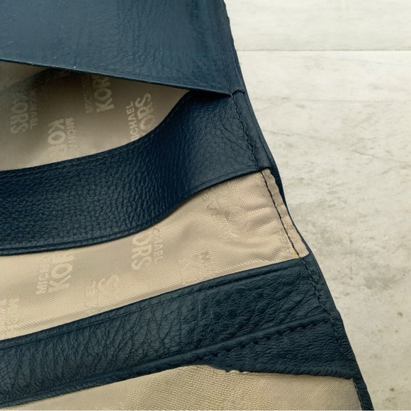 MICHAEL Michael Kors Jet Set Travel Passport Case - Picture 7 of 9